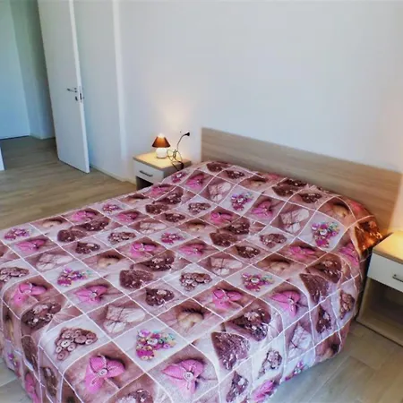 Ideal Getaway Flat With Pool And Parking * Μπιμπιόνε